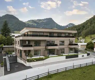 ein Holzwohngebäude mit dem Nahmen Hausberg Walchsee