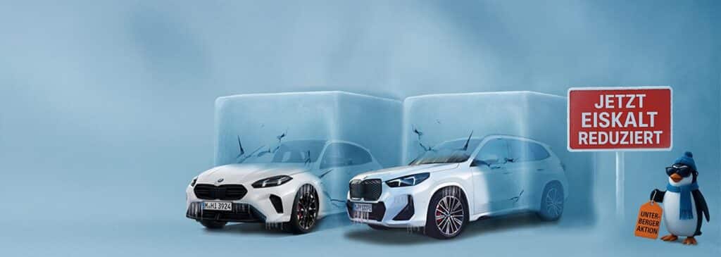 Ein weißer BMW 1er und ein weißer BMW iX1 brechen aus zwei Eisblöcken heraus. Davor steht ein Pinguin mit Schal, Mütze und Sonnenbrille