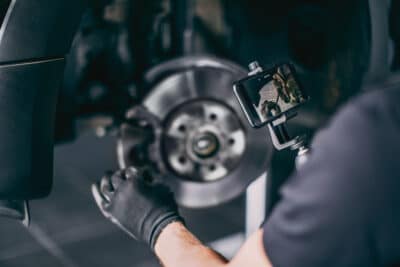 Bremse eines MINI, die mit Diagnosegerät gescannt wird