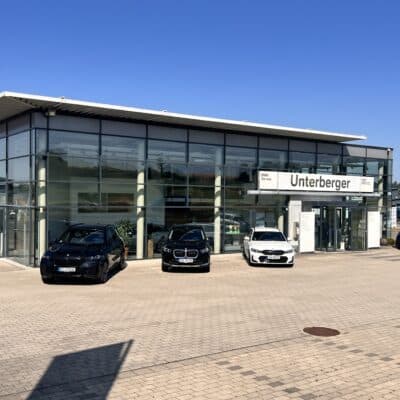 Gebäude des Unterberger Standortes Pfullendorf mit drei BMW Fahrzeugen vor dem Gebäude geparkt