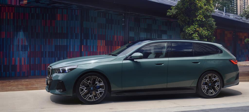 BMW i5 Touring grün
