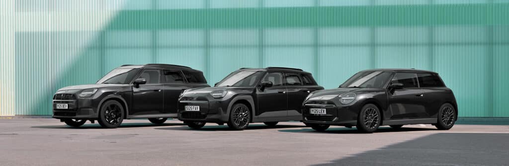 MINI Blackyard Edition. Drei schwarze MINI Modelle - Countryman, Aceman, 3-Türer - vor grüner Wand