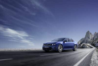 Autohaus Unterberge BMW i3 Limousine in blauvon schräg vorne auf Küstenstraße