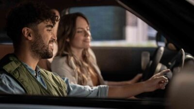 Autohaus Unterberge MINI Service Inclusive: ein Mann und eine Frau sind im Inneren eines MINIs zu sehen.