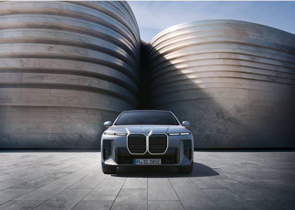 Autohaus Unterberger - neuer BMW 7er Frontansicht vor modernem Gebäude