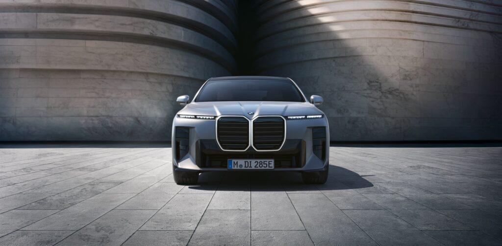 Autohaus Unterberger - neuer BMW 7er Frontansicht vor modernem Gebäude