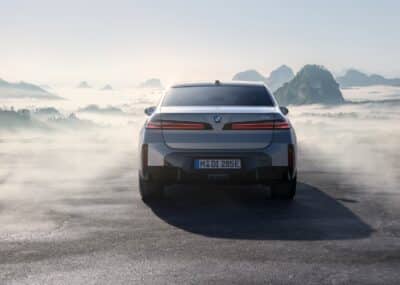 Autohaus Unterberger Der neue BMW 7er in grau Heckansicht auf nebeliger Straße