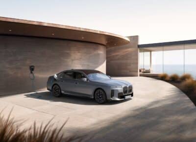 Autohaus Unterberger Die neue BMW 7er Limousine in grau an Ladestation