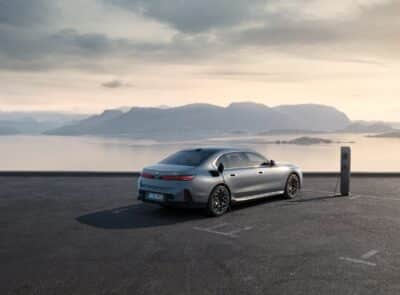 Autohaus Unterberger - neuer BMW 7er in grau von schräg hinten vor einer nebeligen Berglandschaft auf einer Straße