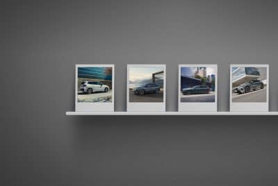 BMW Premium Selection - graue Wand mit Bilderleiste auf der Bilder von BMW Fahrzeugen stehen
