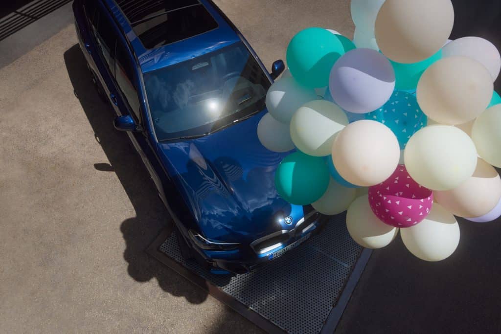BMW Service Inclusive Auto in einer Stadt geparkt BMW iX3