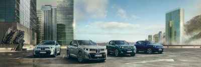 BMW Range X5 vor Hochhäusern