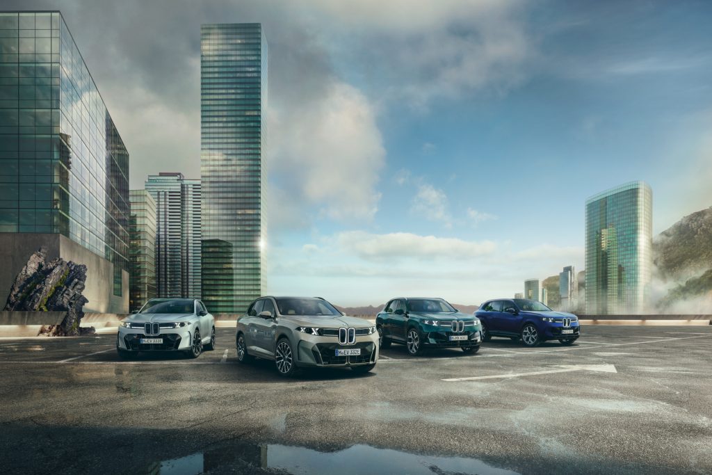 Range des BMW X5 vor Hochhäusern