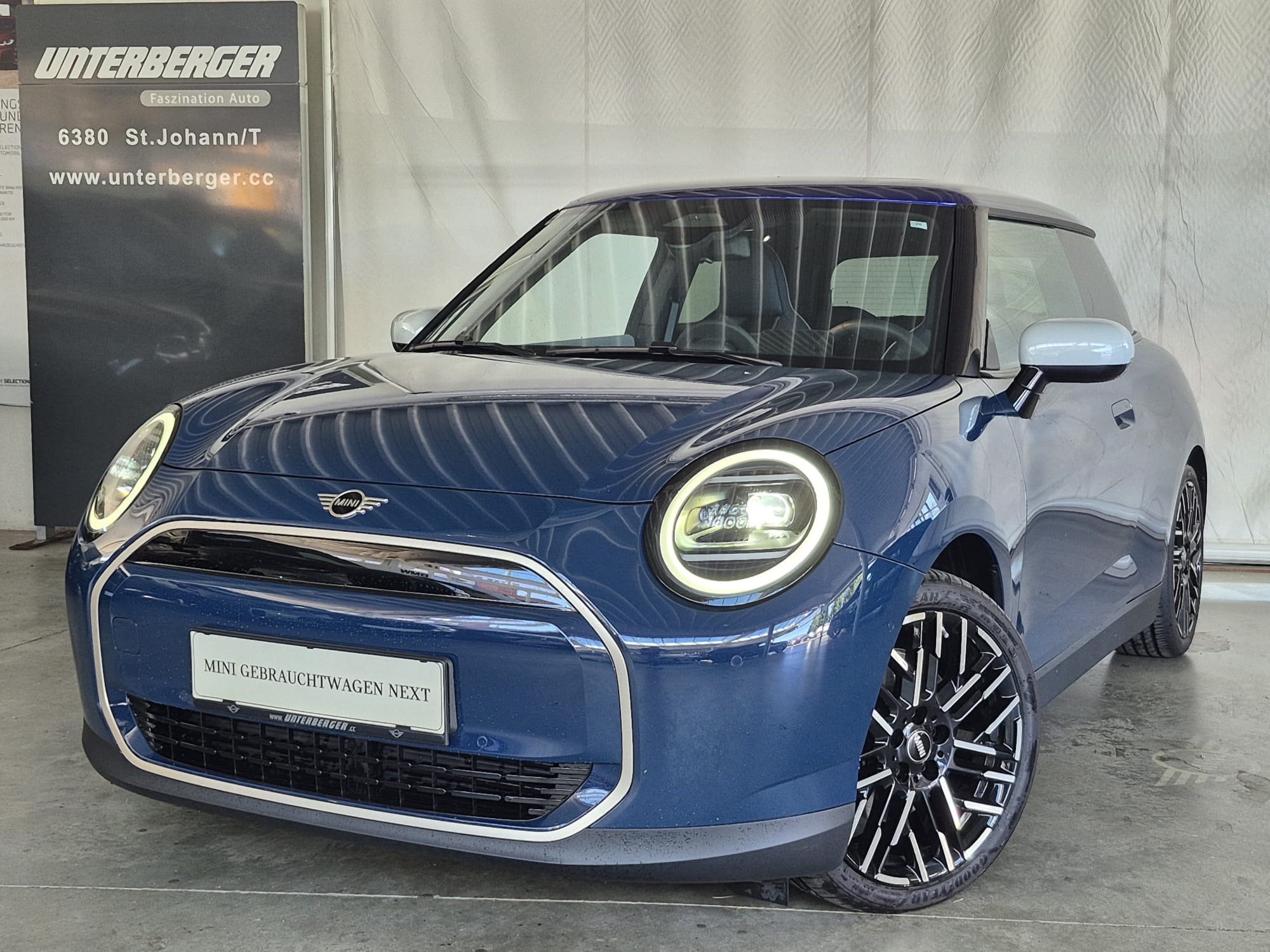MINI Cooper E in blau kaufen und finanzieren bei Unterberger Automobile GmbH & Co KG in St. Johann